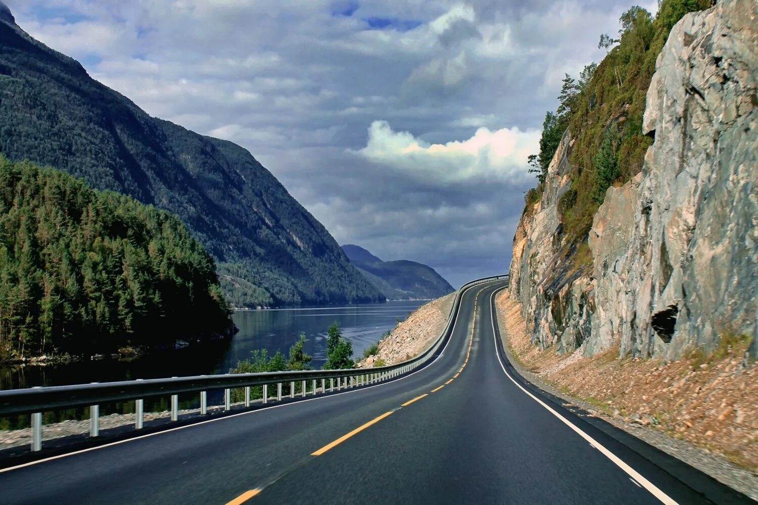 Фьорды Норвегии дороги. Дорога. Дорога в Норвегии. Красивая дорога. Дорога спереди