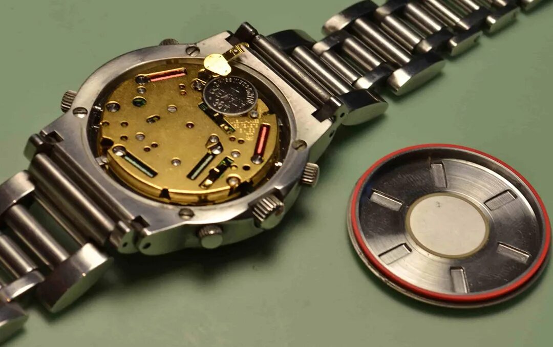 Батарейка в часах. Philip persio quartz 3 atm. Замена батарейки в часах электроника 1. Батарейка в часы наручные. Замена батарейки в кварцевых часах.