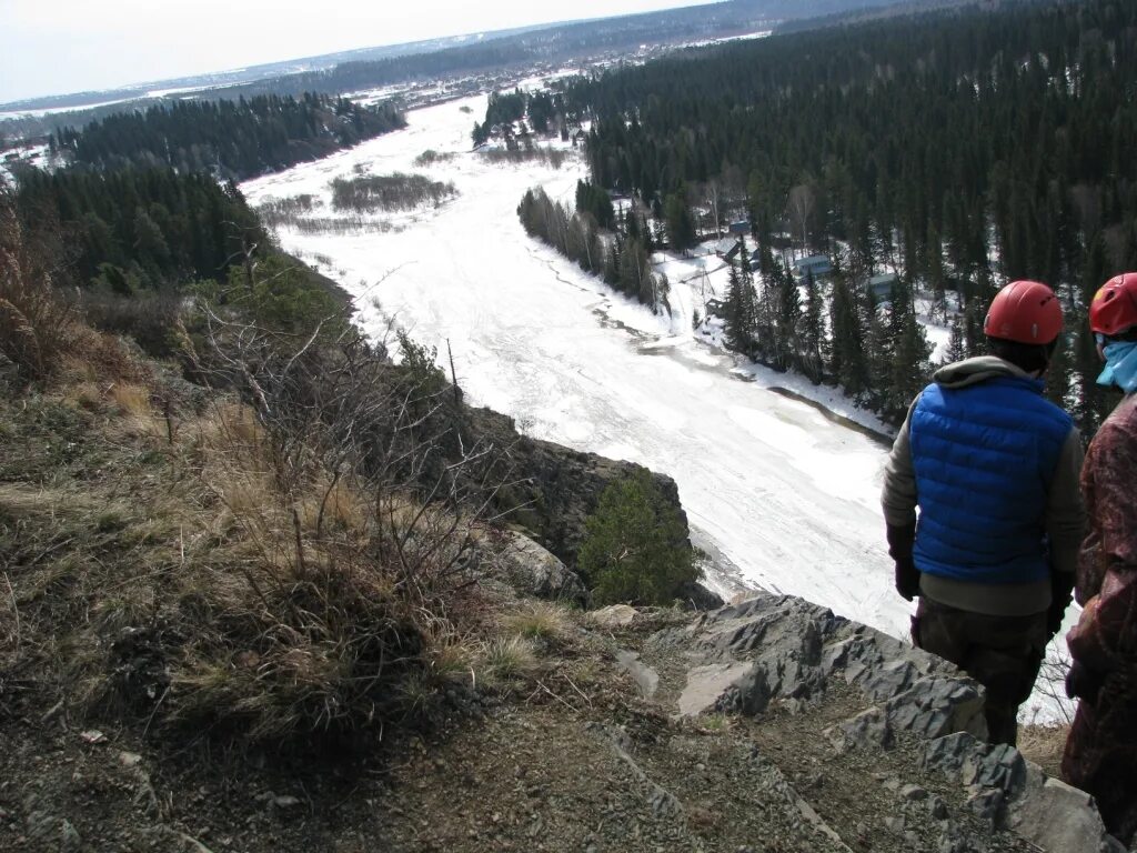 Голубые скалы краснотурьинск. Синие скалы краснотурьинск. Синие скалы - кульсугадыташ зимой туристы. Синие горы белорецк. Катаскинские скалы белорецк.