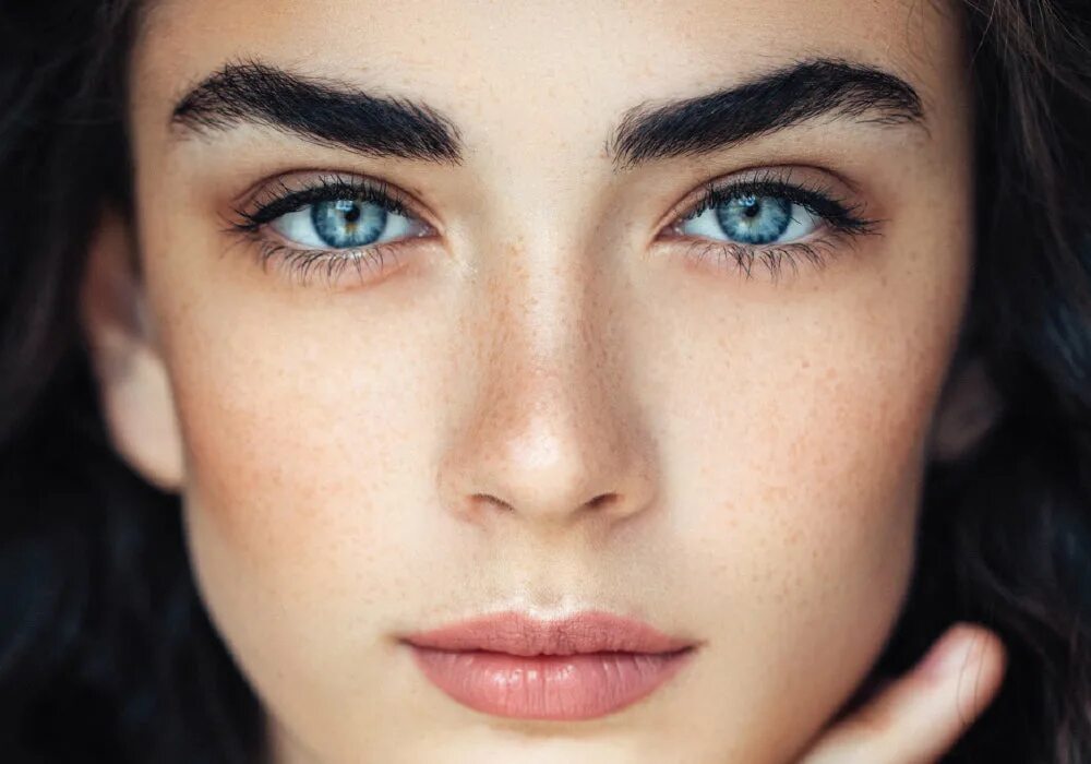 Natural brows. Тейлор Хилл брови. Выразительные глаза. Красивые брови. Макияж для миндалевидных глаз.