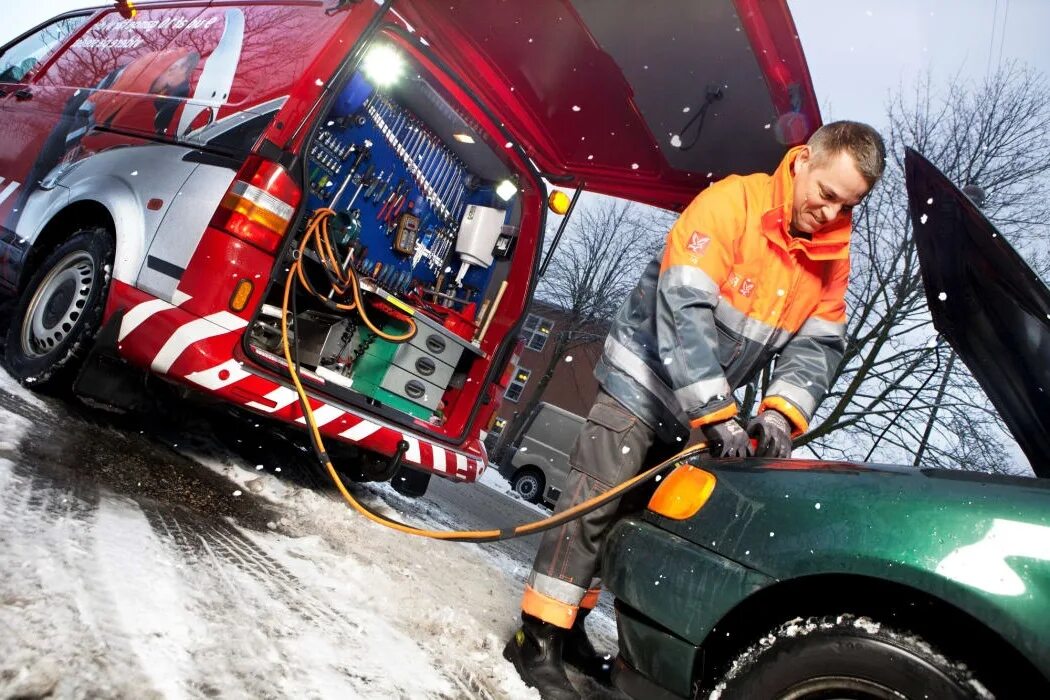 Помощь машине на дороге. Roadside assistance. Falck Roadside assistance. Техпомощь на дороге. Помощь на дороге шиномонтаж.