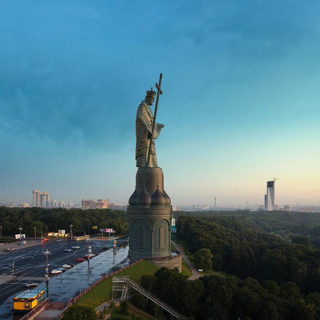 20 памятников москвы. Памятник князю Владимиру на Воробьевых горах. Статуя князя Владимира на Воробьевых горах. Воробьевы горы Москва памятник. Памятник князю Владимиру во Владимире на смотровой.