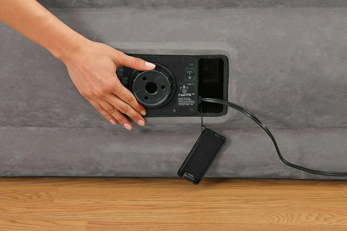 Надувной матрас intex 64116. Интекс матрас с электронасосом. Как накачать матрас со встроенным. Как накачать матрас со встроенным. Матрас кровать со встроенным ножным насосом downy 137x191x25см.