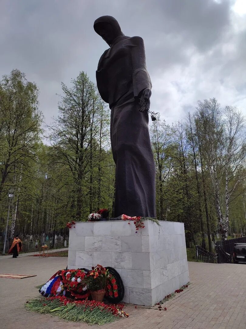 Пермь траур. Мемориал Скорбящая Пермь. Памятник Скорбящей матери Пермь. Скорбящая на памятник. Мемориал «Скорбящая мать».