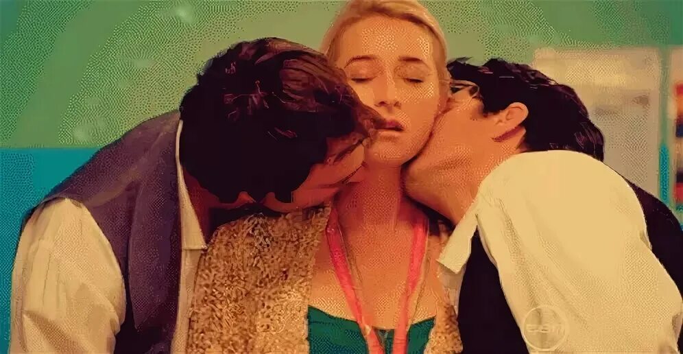 Good threesome. Любовь втроем. Поцелуй втроем. Втроем gif. Мжж поцелуй.