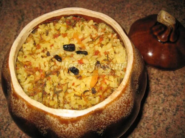 Рис с курицей в горшочке. Грибы с рисом в горшочке. Рис в горшочках в духовке. Рис в горшочках. Грибы в сметане в горшочке.