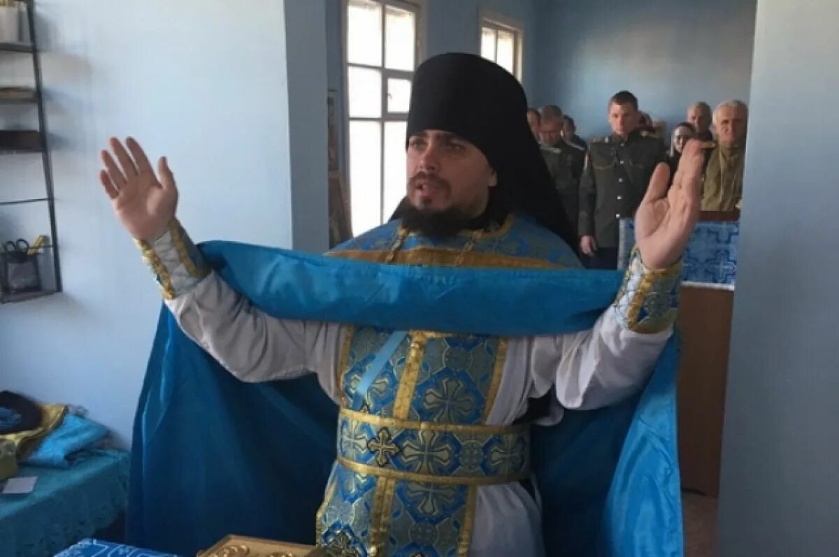 Одеяния священнослужителей православной церкви 19 век. Монахи в масках в храме. Священник 18. Священник 18. Священник 18.