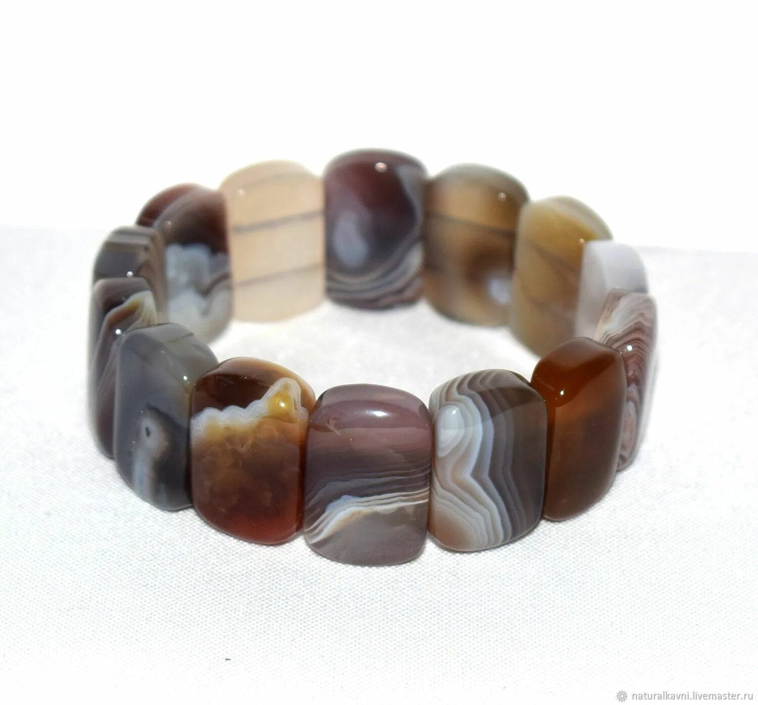 Браслеты из натуральных камней агат. Чёрный агат камень браслет. Браслет koimarket агат. Яшма камень браслеты из натуральных камней. Черный агат heishi браслет.