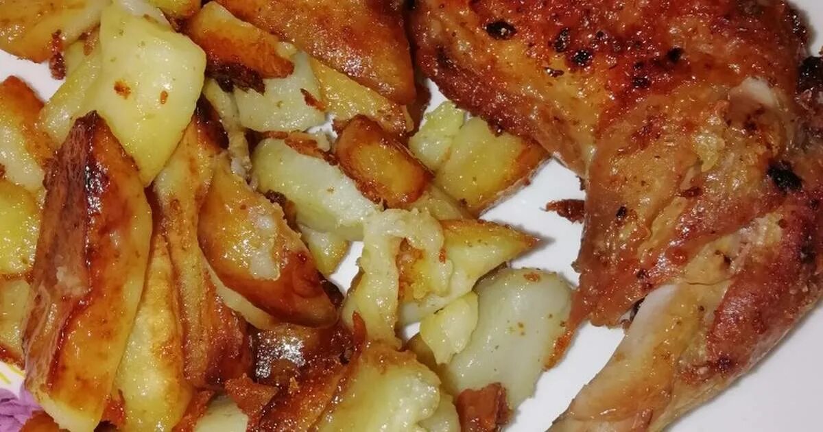 Жареная курица с картошкой. Жареный картофель с курицей. Курица жареная с картофелем жареным. Жареная картошка с курицей на сковороде.