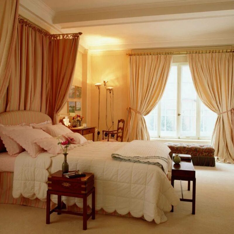 Дизайн интерьера шторы в спальню Classic, Neutral Bedroom With Floor-to-Ceiling Draperies Small bedroom decor, Be