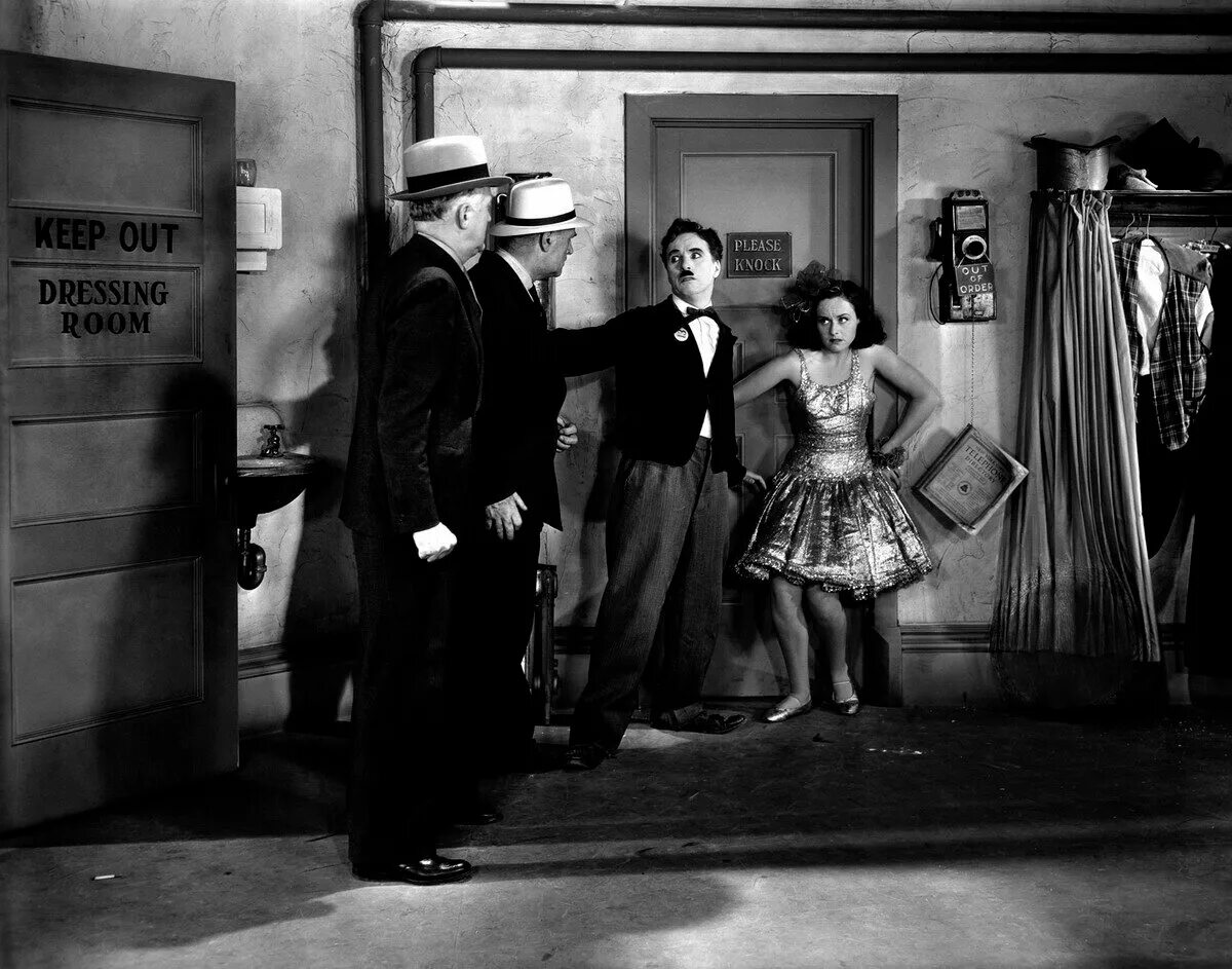 Charlie chaplin modern times. Чарли чаплин новые времена. Чарли чаплин 1936. Новые времена комедия. Новые времена комедия.