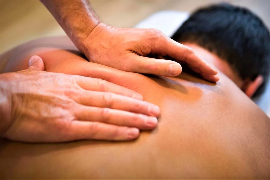 Лечебный массаж спины. Мануальная терапия. Здоровая спина массаж. Реабилитация массаж поясницы.