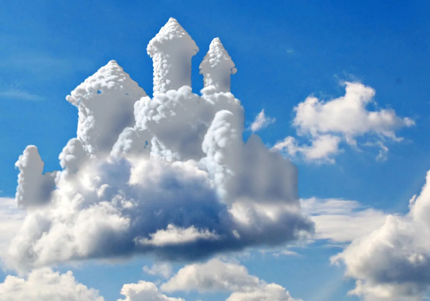 В городе белых облаков. Воздушный замок. Красивые облака. Фигуры из облаков. Замок из облаков.