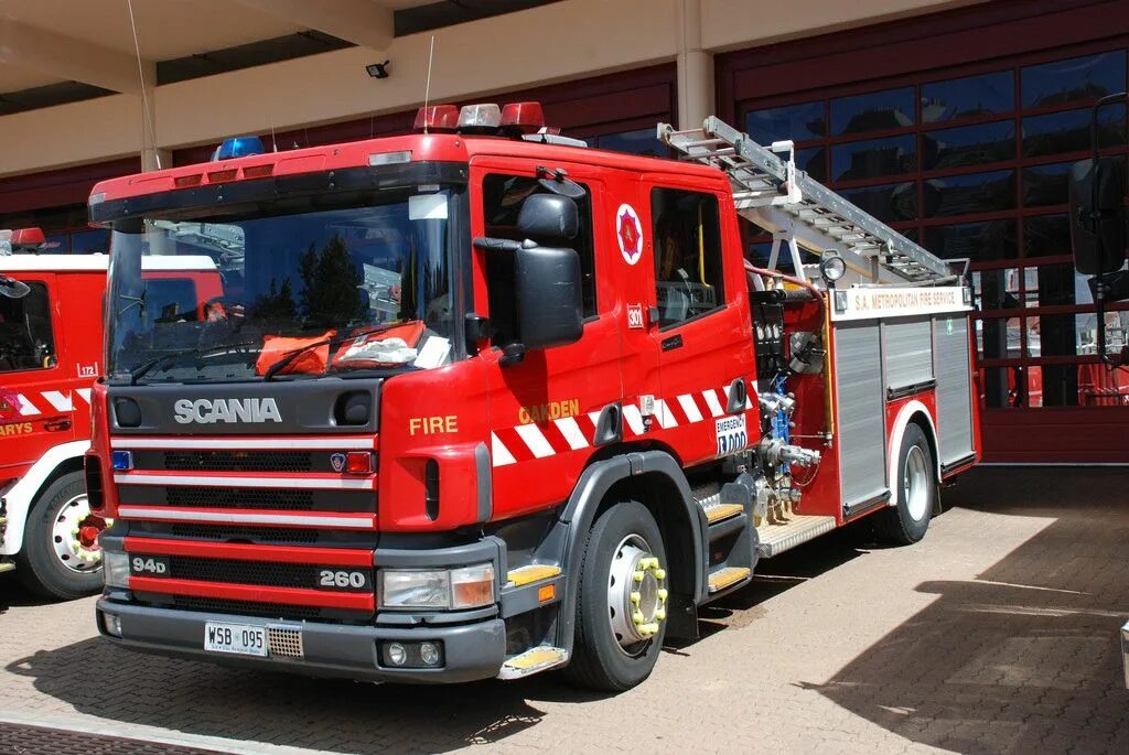 Посадка пожарных в автомобиль. Скания 94d. Scania 94. Скания 94c300. Scania 6x6 Firetruck.