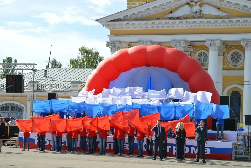 Экскурсия день россии. Шары цвета российского флага. День государственного флага Российской Федерации. Украшение ко Дню России. День России атрибуты праздника.