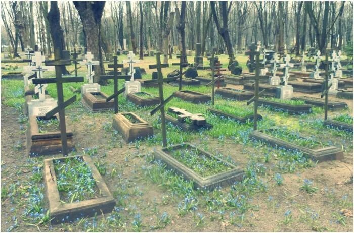 Гот на кладбище. Памятники на кладбище. Девушка на кладбище. Крепления памятника. Памятник гранит с портретом.