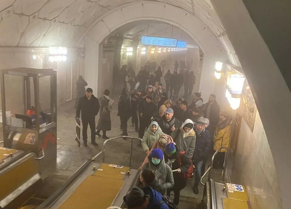 Станция метро. Метро картинки. Станция метро. Задымление в метро. Что случилось на станции спортивная сегодня.