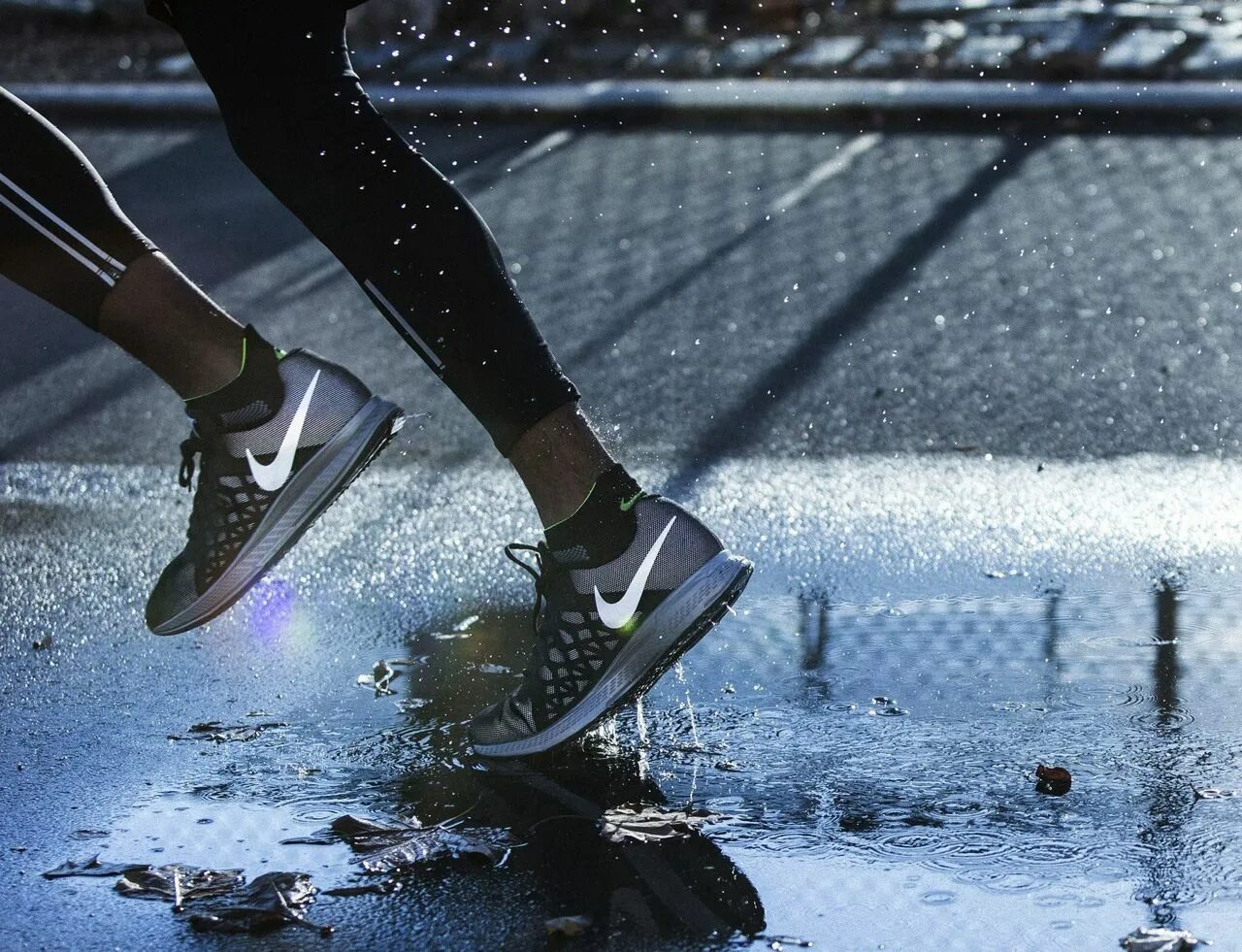 Скрип кроссовка. Скрипит стелька в кроссовках. Nike e998. Кроссовки с баллонами. React runner mid wr ispa.