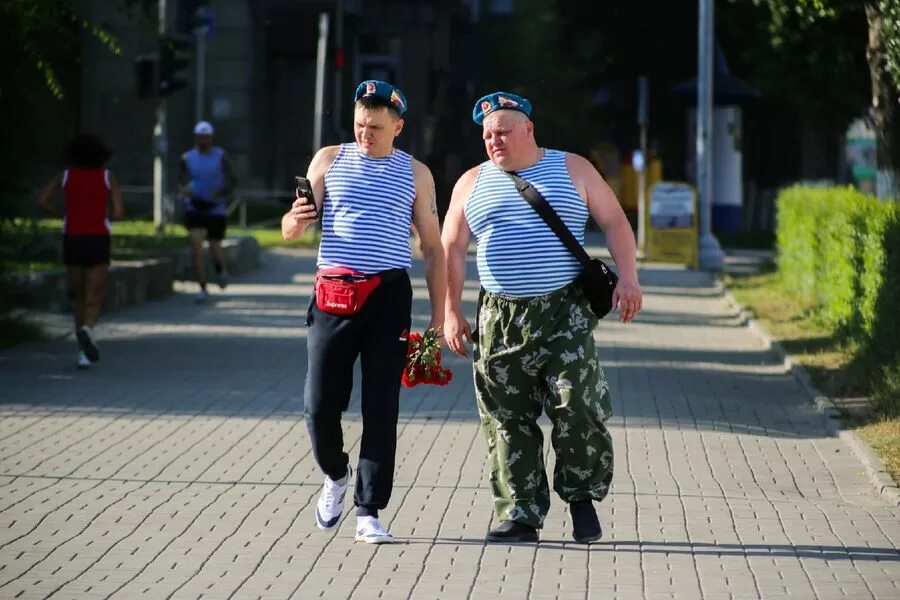 2 августа день вдв. Вдв новосибирск. Вдв 2 августа. Семья десантников. Вдв камень на оби.