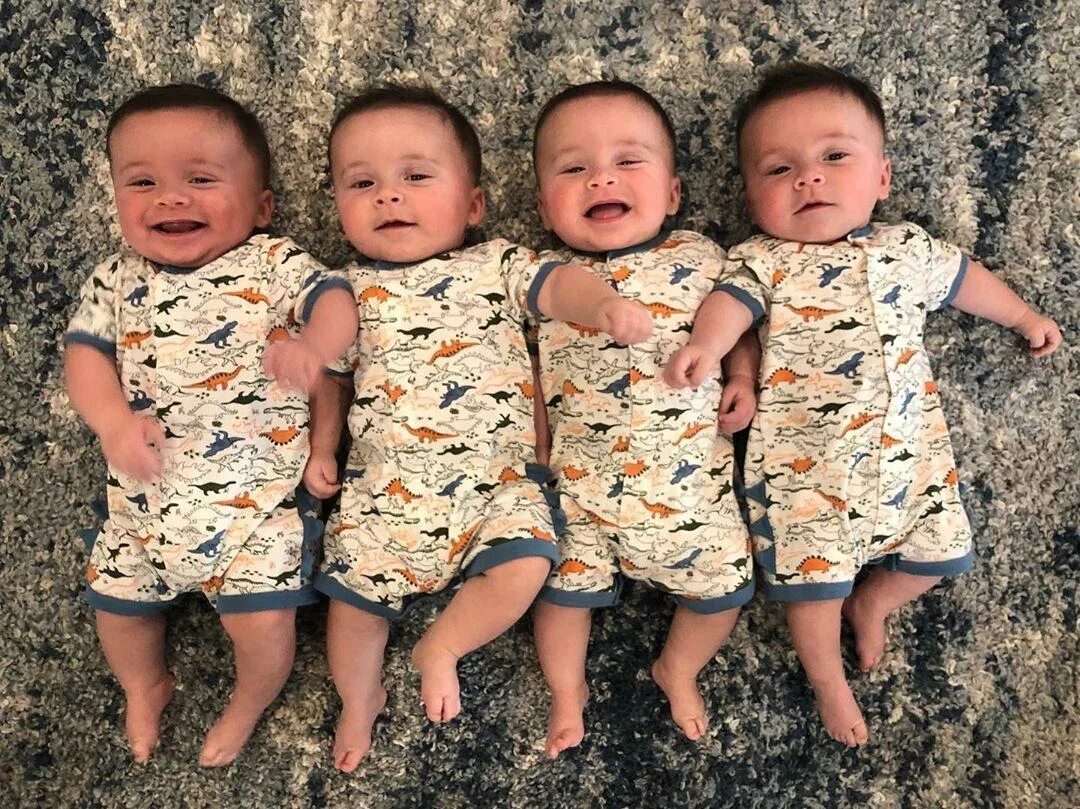 Девушки близнецы. Двойняшки взрослые. Меры поддержки семей с детьми в 2022. Близняшки. Фотосессия двойняшек.