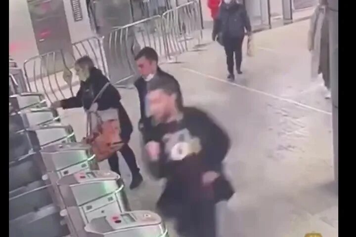 Избиение в метро. Турникеты в московском метро разбитый.