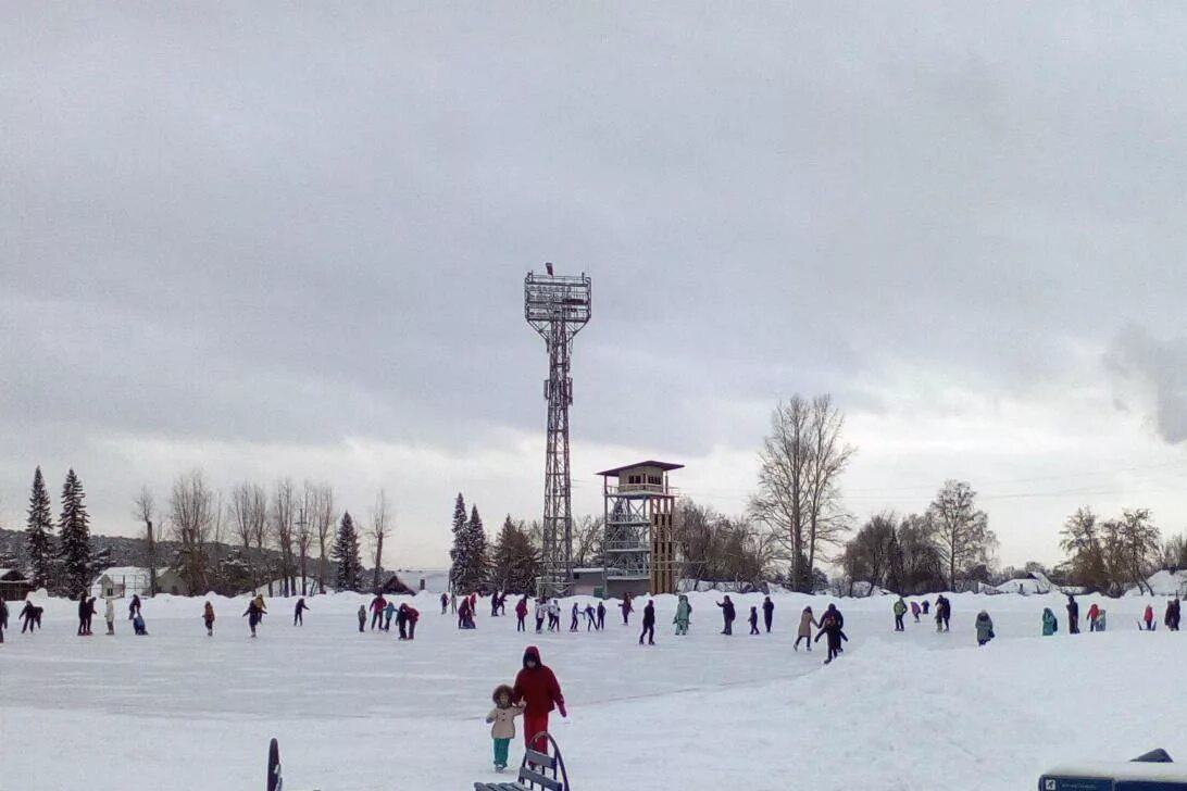 Стадион шахтер зимой. Ленинск кузнецкий горняк каток. Стадион шахтер осинники. Черногорск каток шахтер. Стадион шахтер ленинск-кузнецкий каток.