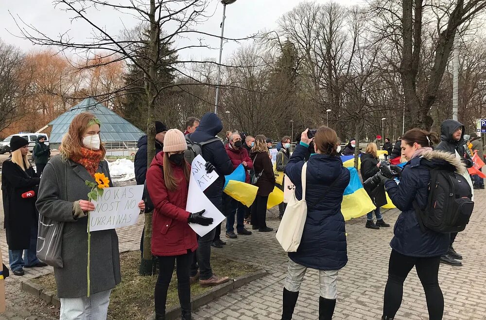 Пикеты в поддержку Украины. Ситуация на Украине. Рига поддержка Украина. Ситуация в Киеве сейчас. Новости 24 ситуация на украине