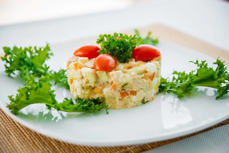 Салат оливье с колбасой. Оливье с семгой и авокадо. Салат оливье без колбасы. Оливье с колбасой. Колбаса вареная оливье.