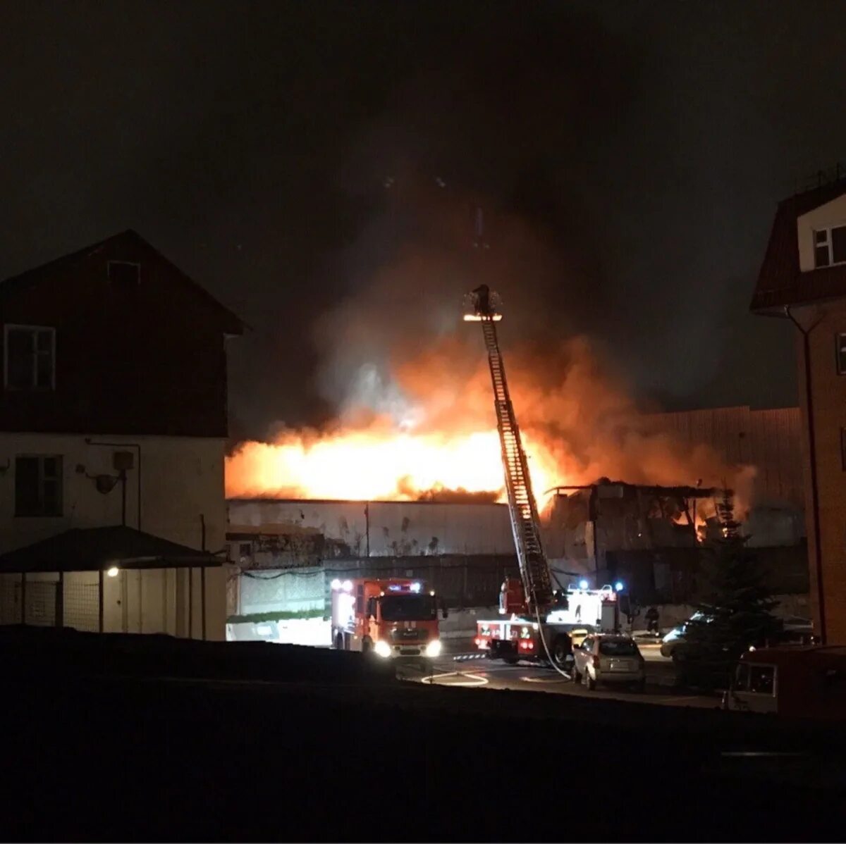 Пожар в Алтуфьево сейчас. Пожар на Алтуфьевском шоссе. Пожар на Северо востоке Москвы. Пожар в Москве вчера.