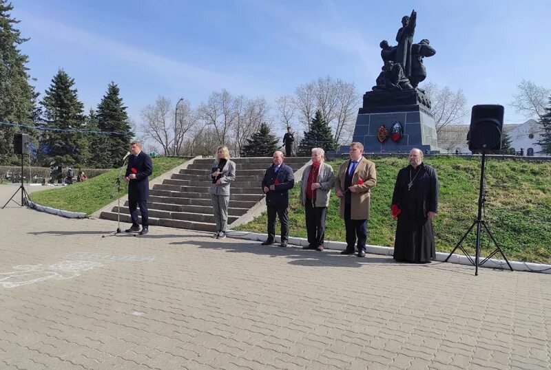 Погода вязьме по часам. Памятники Вязьмы. Памятник Ефремову в Вязьме. Вязьма 2023 год. Подвиг императора памятник.