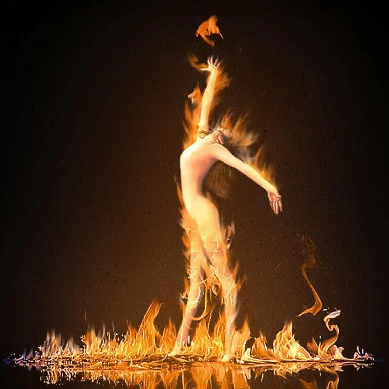 Оттуда в пляшущем свете факела поднимались пузырьки. Огненный танец. Танец пламени. Женщина Танцующая в огне. Девушка танцует в огне.