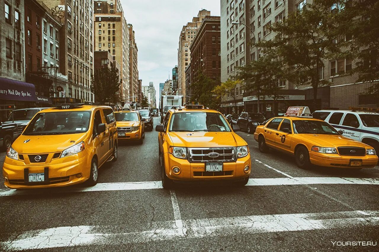 Нью Йорк Манхэттен такси. Нью Йоркское такси машины. Желтое такси Нью Йорк. Нью-Йорк такси на улице.