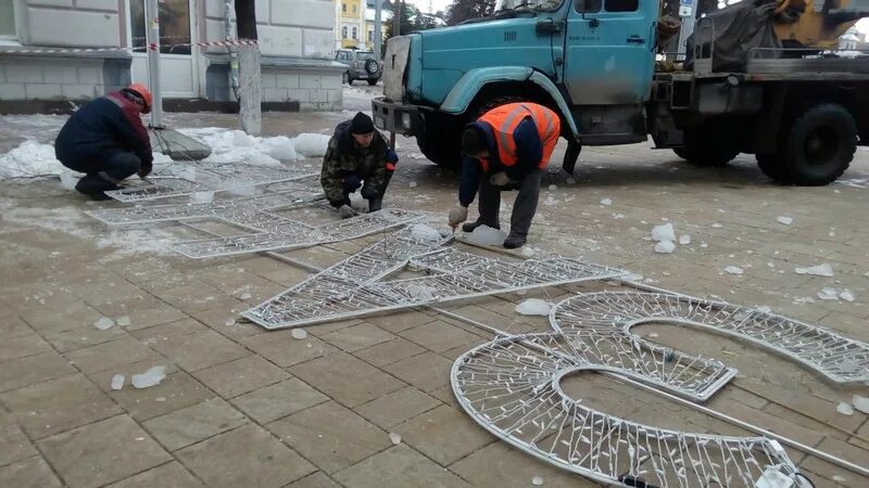 Вывеска упала. Почтовая Рязань вывеска. Вывеска свалилась. Упала вывеска магазин крепеж.