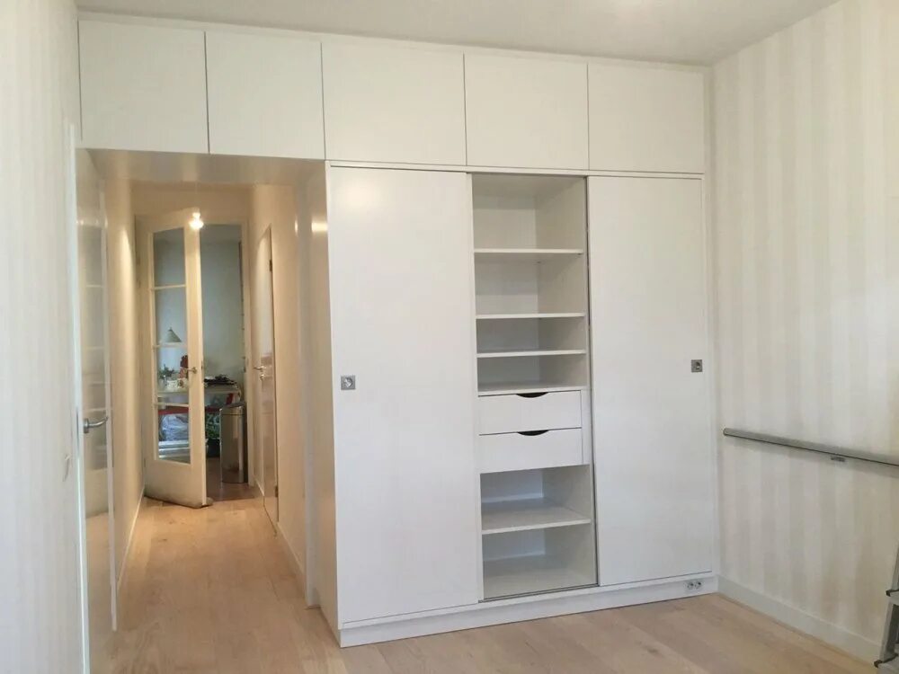 При входе в комнату справа. Ниша в интерьере маленькой гостиной. Шкаф купе у входной двери в спальне. Шкаф вокруг двери в спальне. Шкаф вокруг двери.