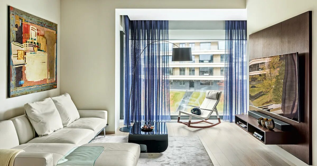 Выдержано и современно. Девушка meeting. Выдержано и современно. Фото интерьера. Роскошный интерьер спальни.