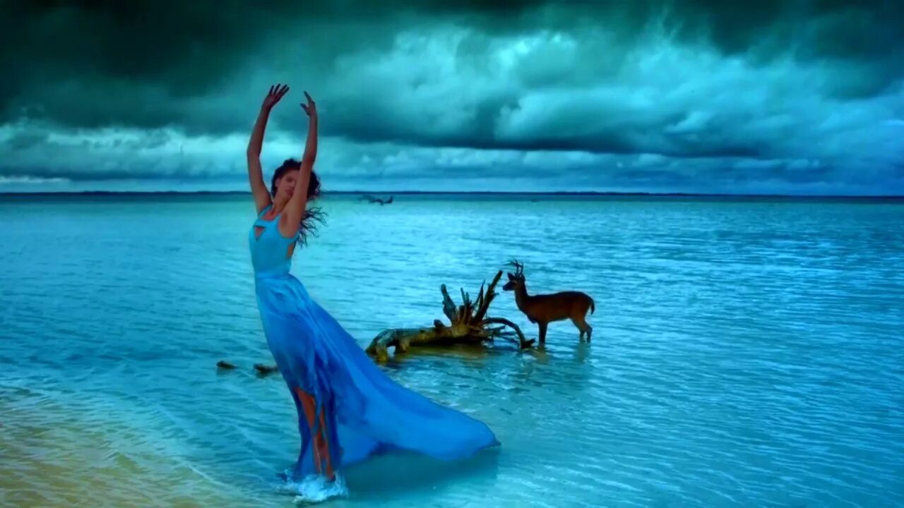 Видеоклипы красивых песен. Девушка поет на берегу. Девушка Энигма. Энигма клипы. Природа клипы.