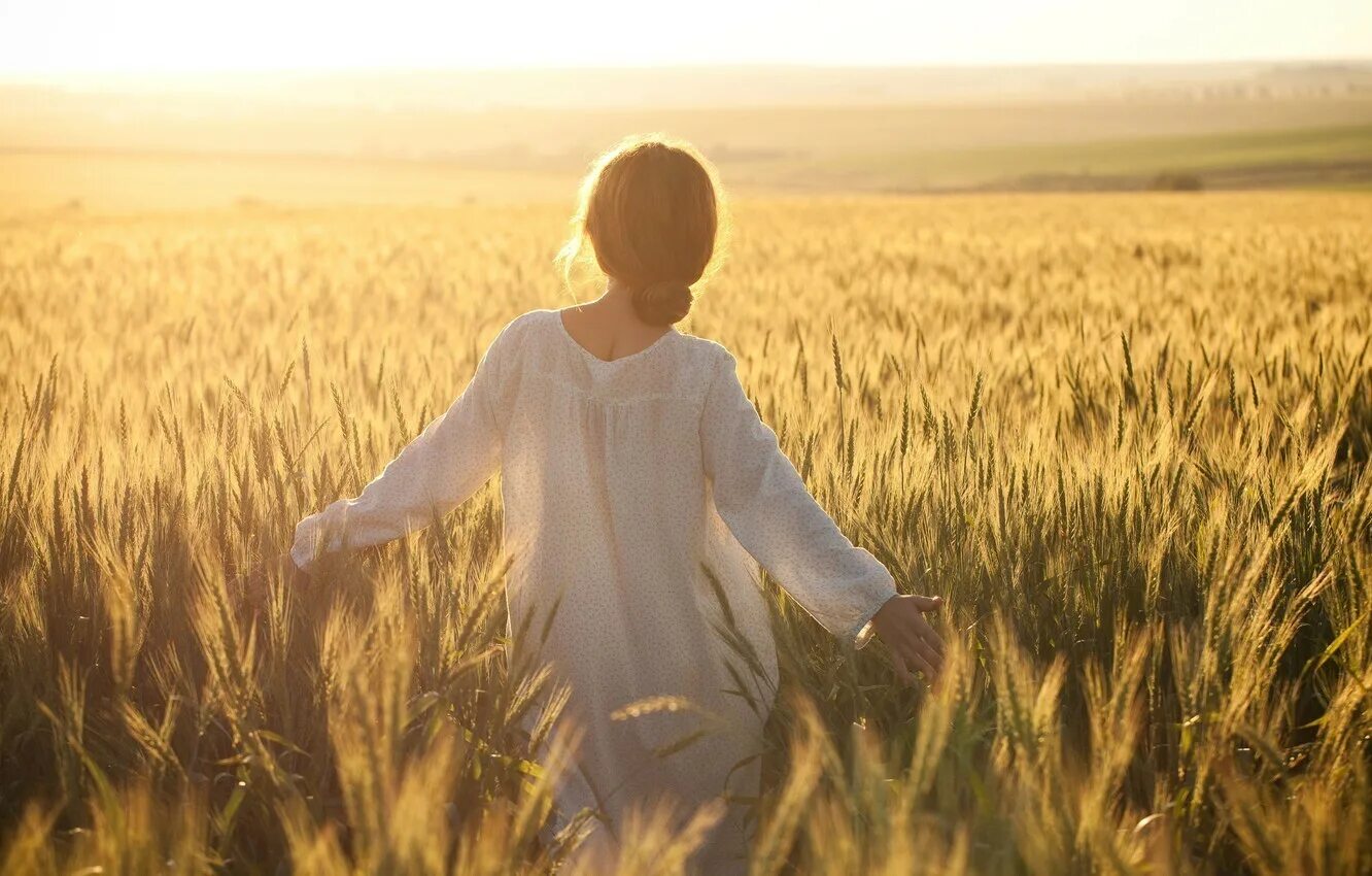 Я пойду туда где густая рожь. Девушка в поле. Девушка в пшеничном поле. Человек в поле. Фотосессия в пшеничном поле.