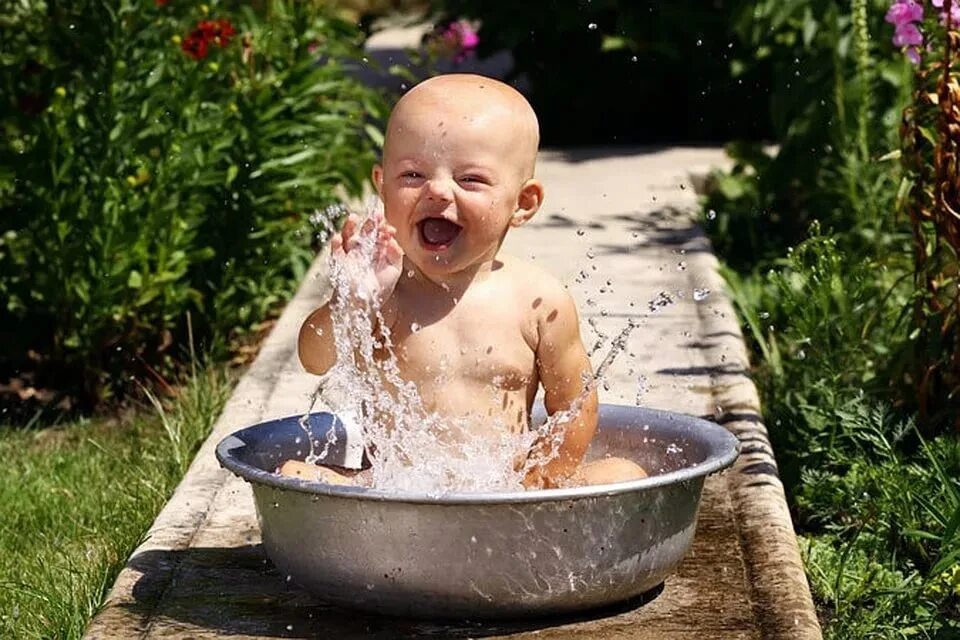 Год закалил. Ребенок в тазике с водой. Закаливание водой детей. Водные процедуры для детей. Малыш купается в тазике.