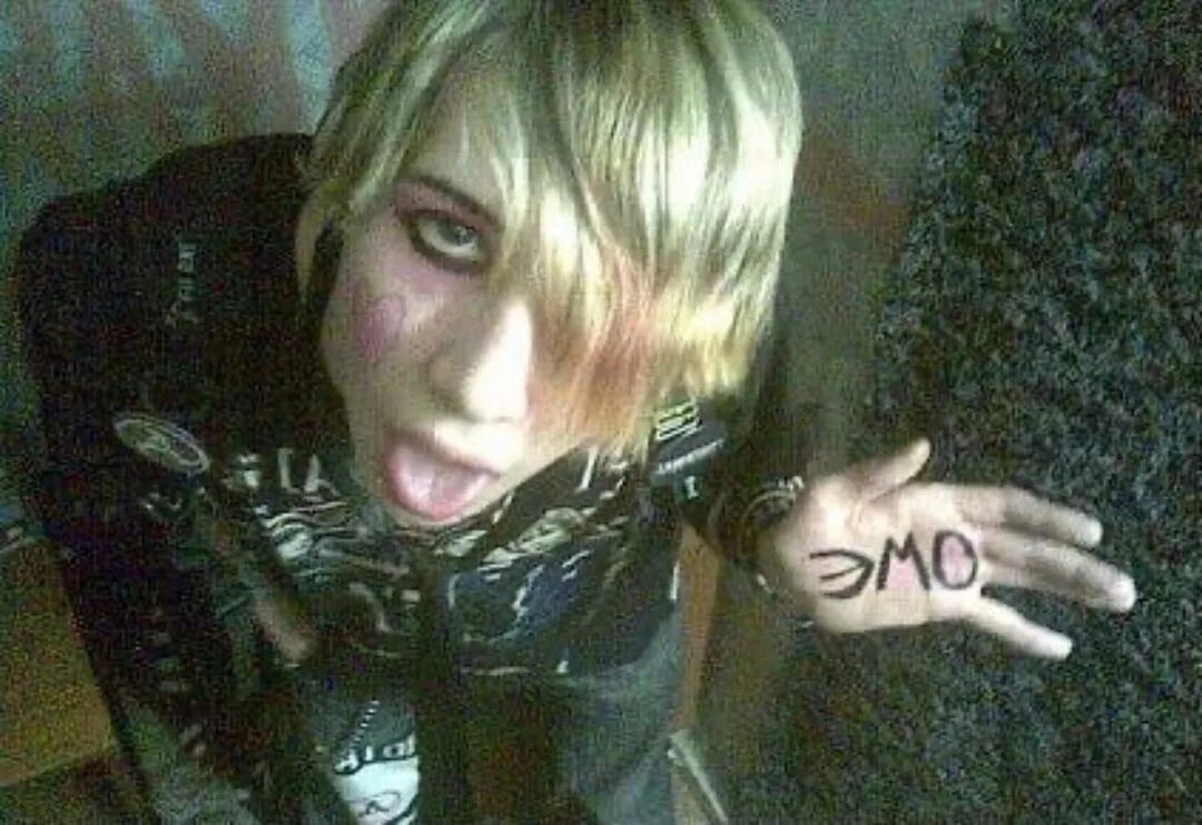 Типичная педовка. Эмо педовка. Типичная педовка. Педовка мужчина. Эмо позеры.