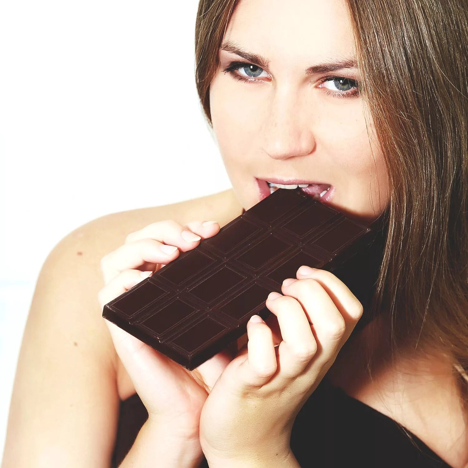 Ночью ем шоколад. Шоколад. Девушка в шоколаде. Девушка с шоколадкой. Фотосессия с шоколадом.