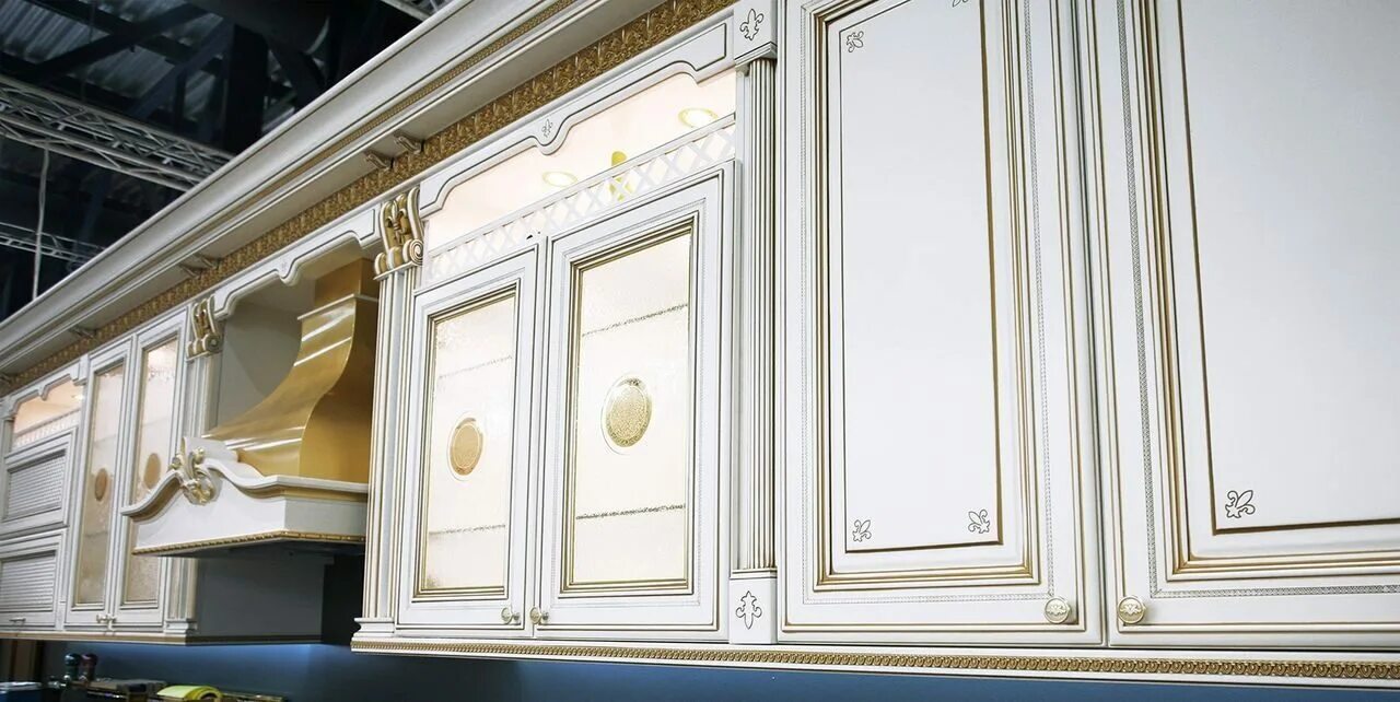 Лукреция золотая кухня. Лукреция золотая фасады. Фасад патина структура мокко. Лукреция золотая кухня. Кухня лукреция италия.