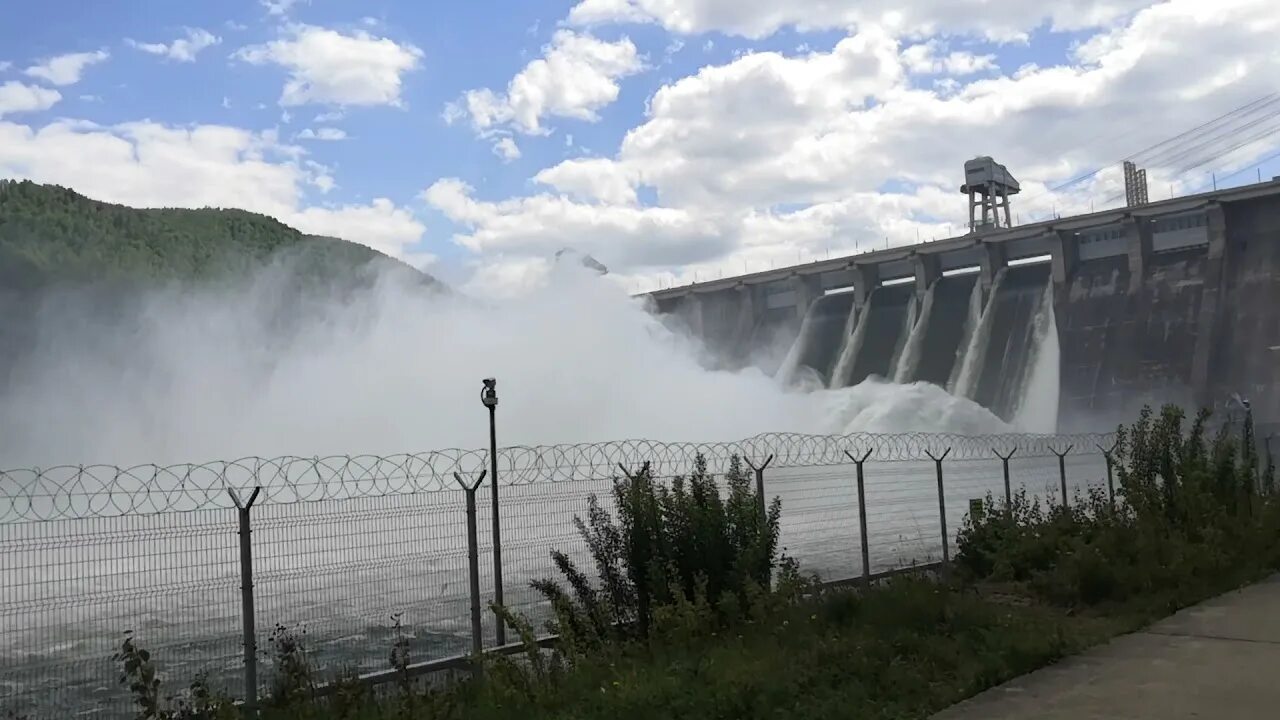 Саяно шушенская сброс воды. Красноярская ГЭС водосброс. Водосброс Красноярской ГЭС 2021. Красноярск ГЭС сброс воды 2021. Дивногорская ГЭС Красноярск.