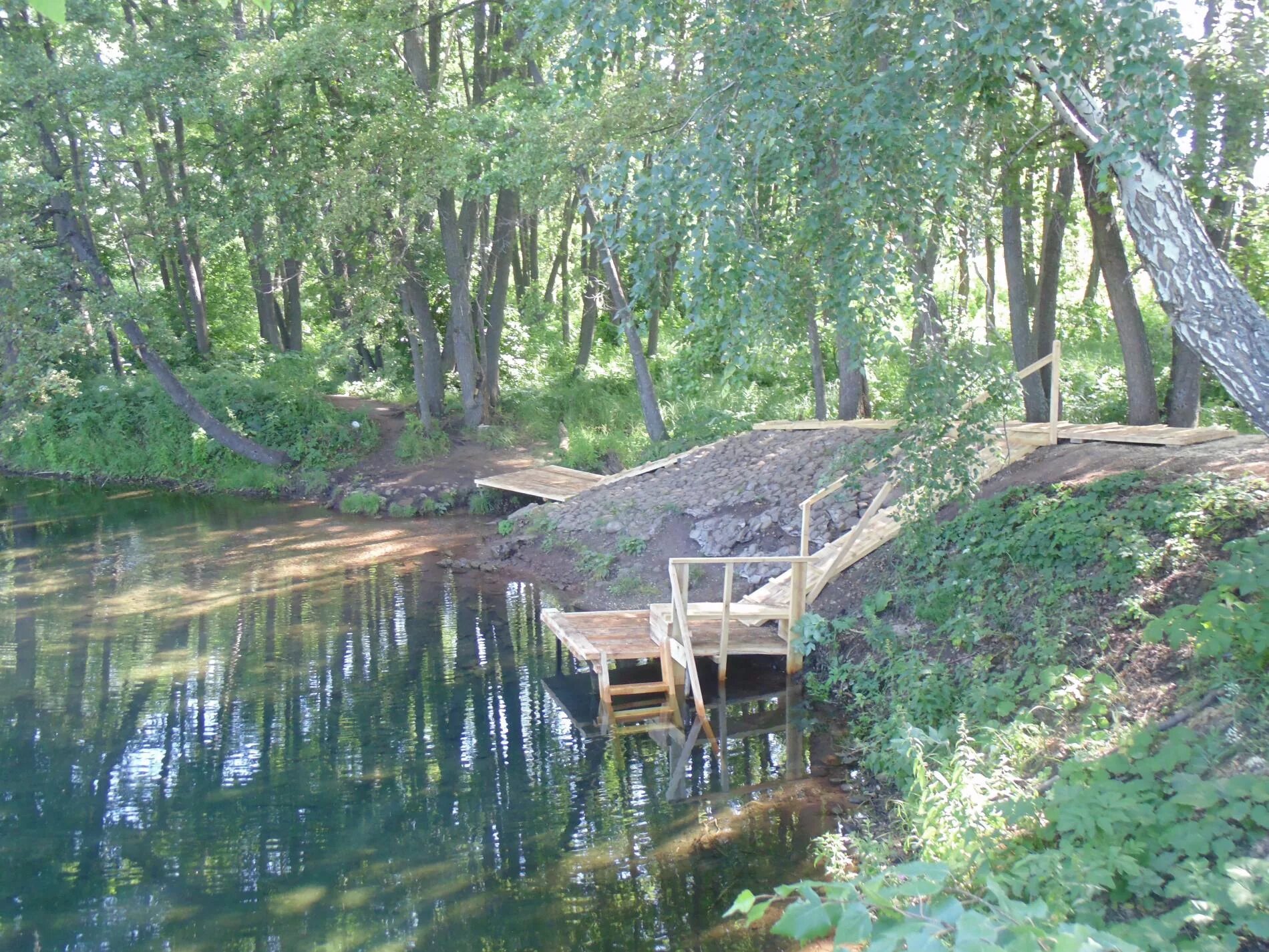 вода серебряное озеро. краснодон озеро. серебряное озеро селигер. река на зеленом фоне. серебряное озеро тугустемир оренбургская.