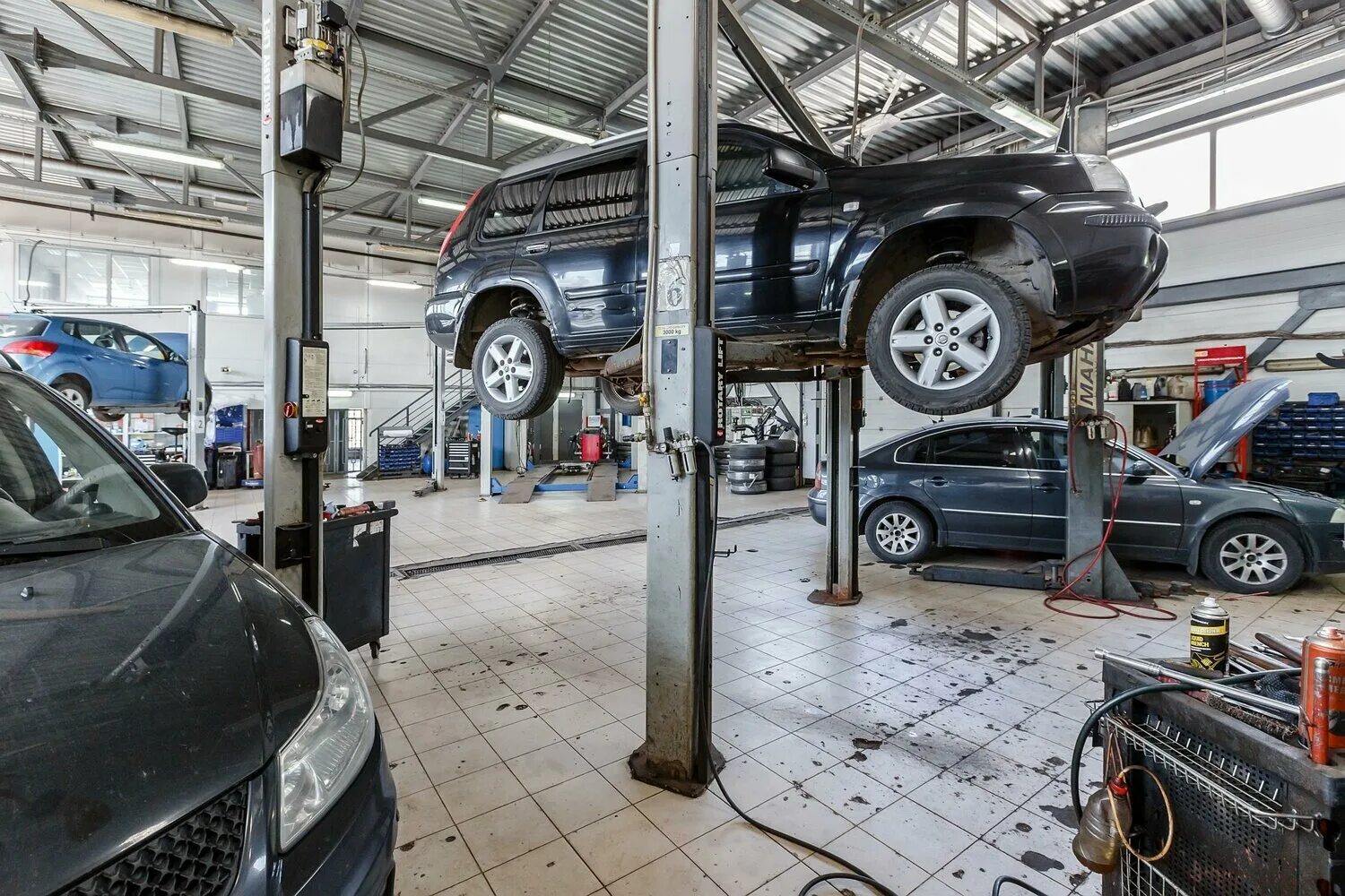 в автосервис одновременно приехали 3. в автосервис одновременно приехали 3. в автосервис одновременно приехали 3. машина в автосервисе. мастер-приемщик автосервиса.