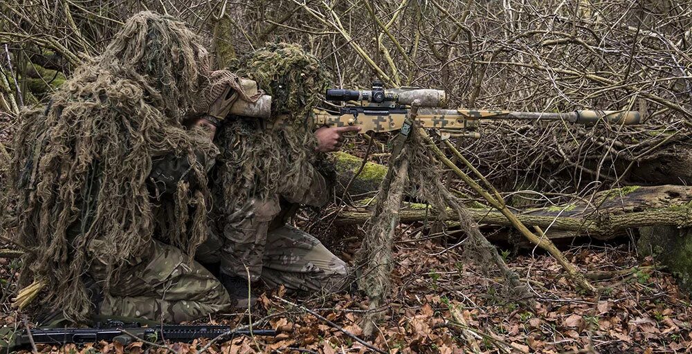 Ghillie suit. Маскировка в бою. Маскировка на дереве. Военные маскируются. Снайпер в поле.
