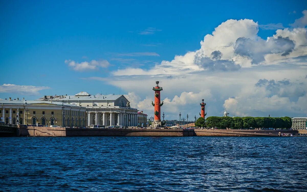 Стрелка Васильевского острова Санкт-Петербург. Стрелка Васильевского острова. Питер стрелка Васильевского острова. Вид на стрелку Васильевского острова с Дворцовой набережной. Васильевский остров судно