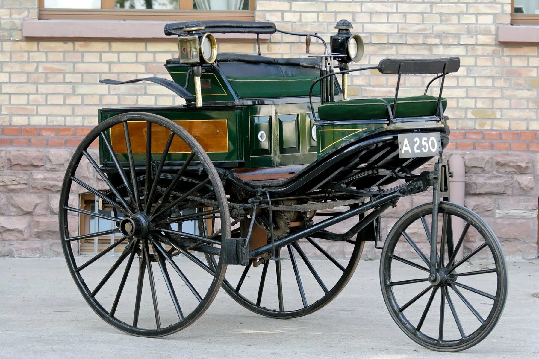 Когда был создан 1 автомобиль. Первый автомобиль 1885 карл бенц. автомобиль карл бенц 1885 год. карл бенц 1888 автомобиль. первый бензиновый автомобиль карл бенц.