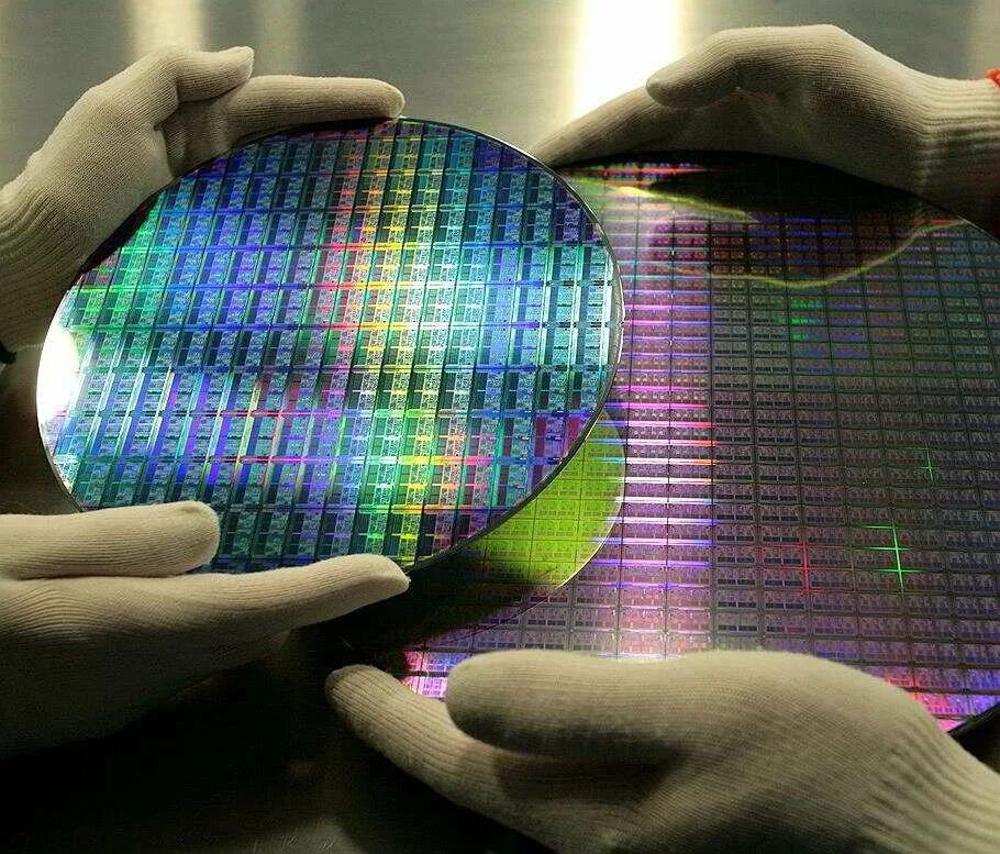 Оборудование для микроэлектроники. Кремниевые микрочипы. Tsmc завод тайвань. Кремниевые пластины для процессоров 200? 300. Кремниевая пластина процессора.