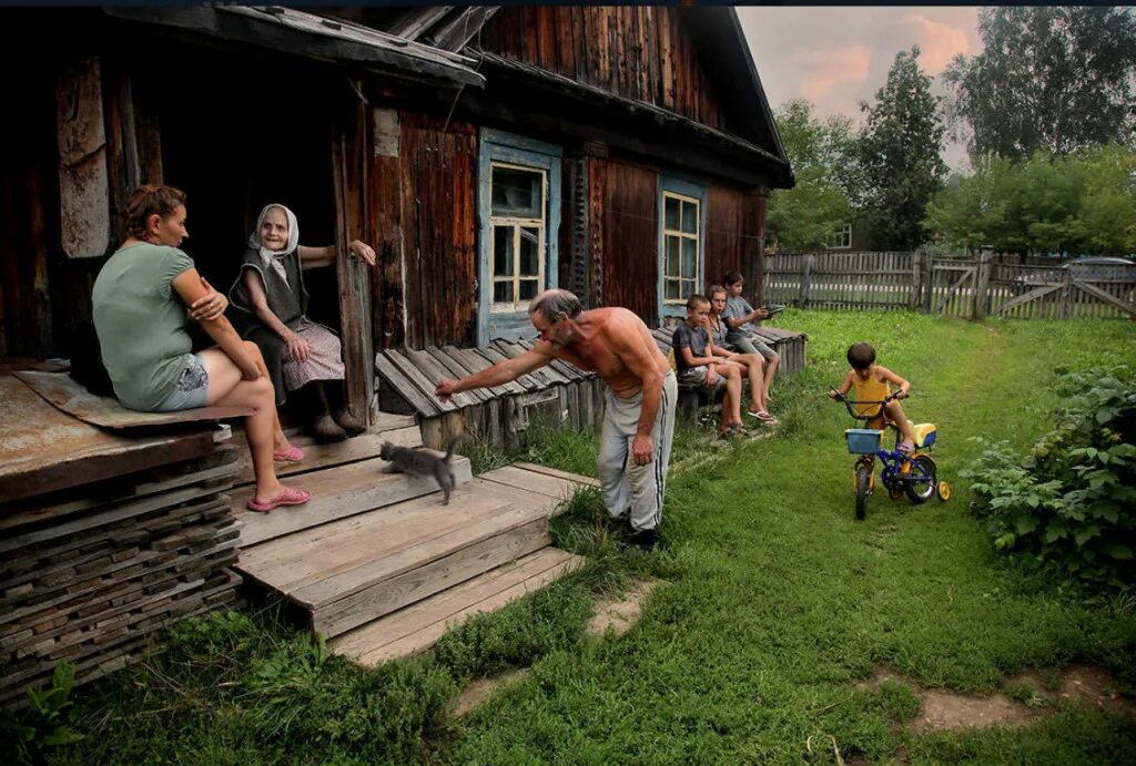 люди в загородном доме. земельный участок с домом. семья в загородном доме. собственный дом. домик в лесу и мужчина.