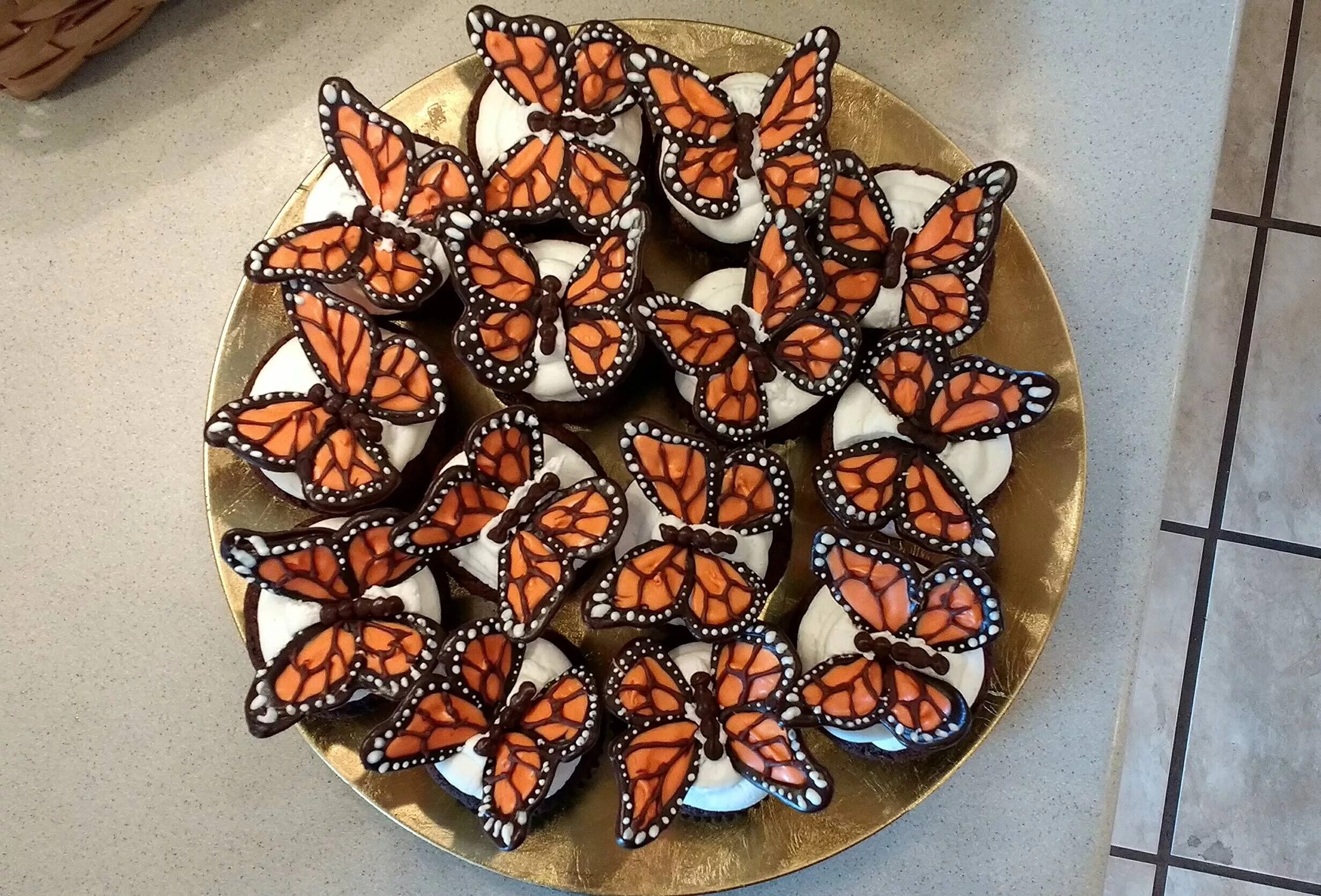 Купить вафельных бабочек. Украшение торта бабочками. Бабочки из шоколада. Торт с шоколадными бабочками. Украшение шоколадная бабочка.